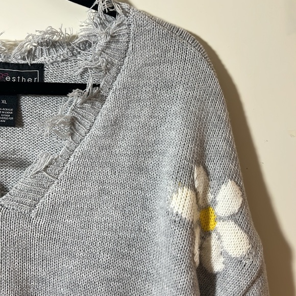 Poly & Esther Daisy Fringed V-Neck Sweater - Picture 5 of 10